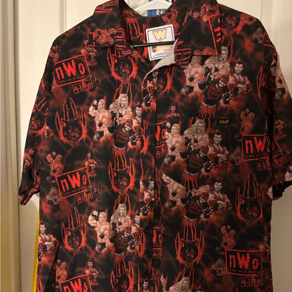 Results short sleeve button downtown down, lighting is bad in my room, size xl